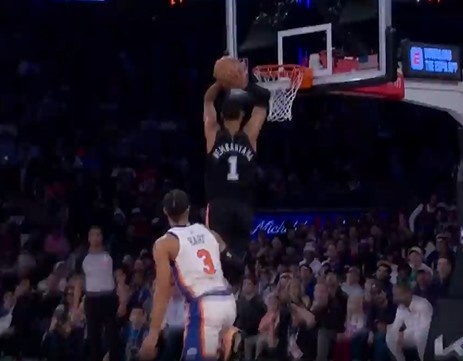 ESPN直播-一飞冲天！文班虚晃点起唐斯 滑翔双手暴扣虐筐