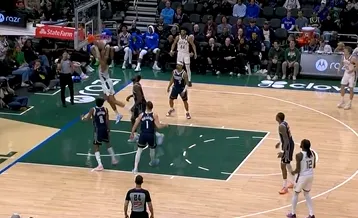 足球直播-吉昂径直杀入禁区双手暴扣，还剩3分钟雄鹿领先独行侠26分